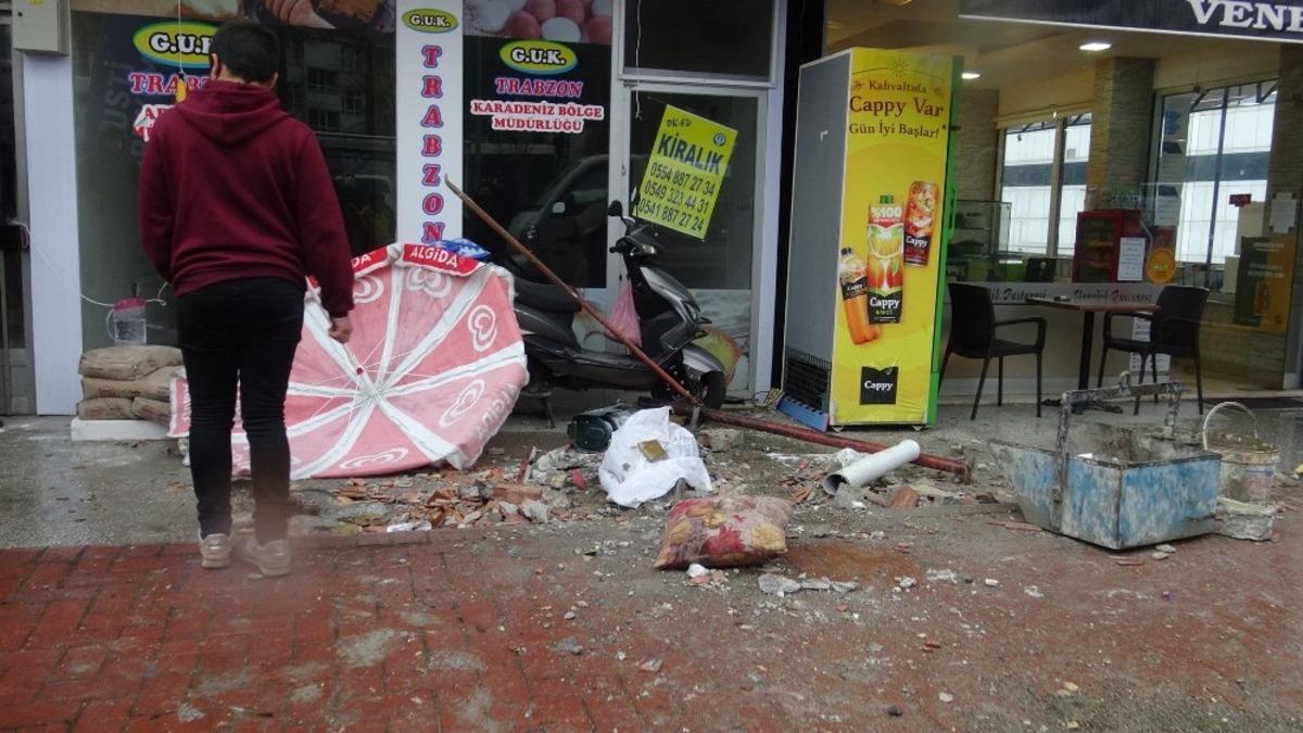 Balkondan d&uuml;şen inşaat iş&ccedil;isi ağır yaralandı