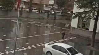 8 yaşındaki çocuk yağmur altında tek başına İstiklal Marşı okudu