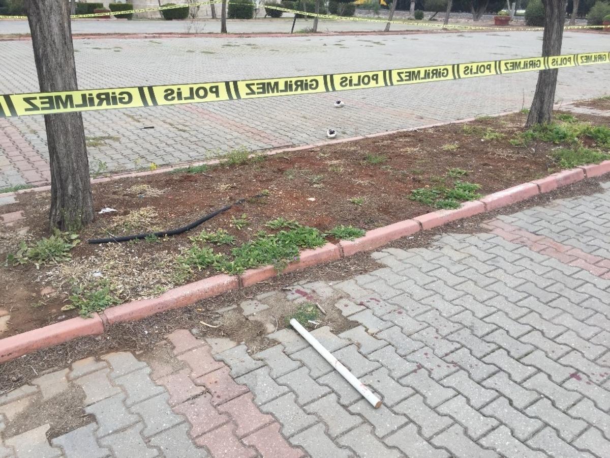 Telefonla randevulaştığı kişiler boğazını keserek &ouml;ld&uuml;rd&uuml;