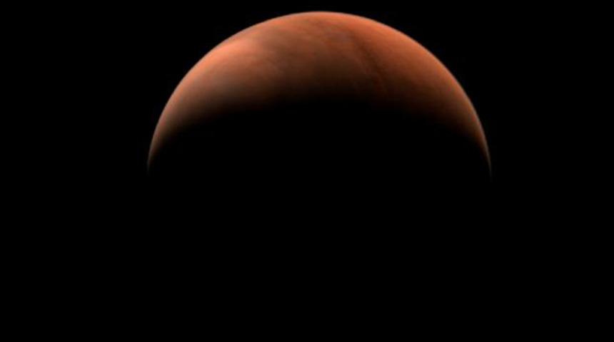 Çin'in Mars keşif aracı Tienvın-1, kızıl gezegenin iki tarafından fotoğraf gönderdi