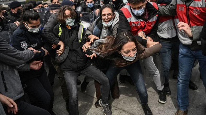 Boğazi&ccedil;ililerin Adliye &ouml;n&uuml;ndeki a&ccedil;ıklamasına polis m&uuml;dahalesi: &Ccedil;ok sayıda &ouml;ğrenci g&ouml;zaltına alındı