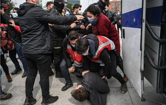 Boğaziçililerin Adliye önündeki açıklamasına polis müdahalesi: Çok sayıda öğrenci gözaltına alındı 1