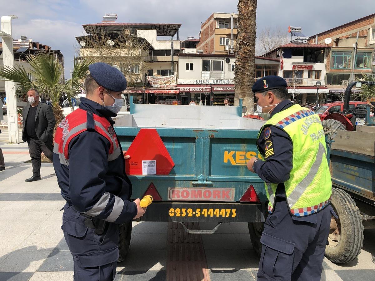 Sarıg&ouml;l&rsquo;de jandarma trakt&ouml;r s&uuml;r&uuml;c&uuml;lerini bilgilendirdi