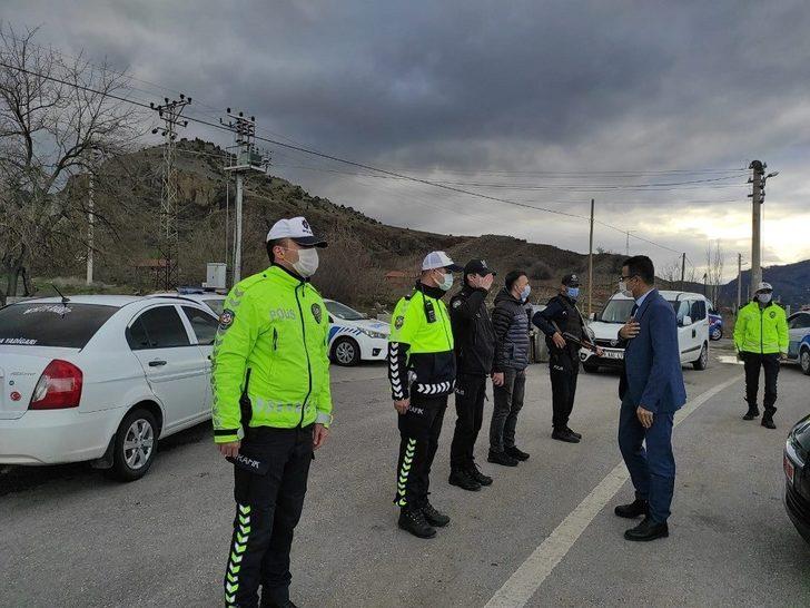Kaymakam Akpay yol kontrol noktalarını denetledi G3