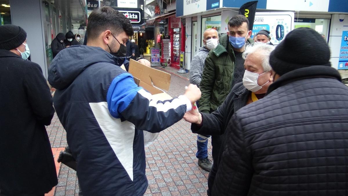 Muhsin Yazıcıoğlu anısına lokum dağıtıldı