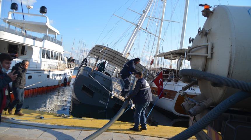 Bodrum Limanı'nda demirli tekne su alıp, yan yattı