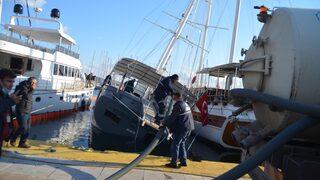 Bodrum Limanı'nda demirli tekne su alıp, yan yattı
