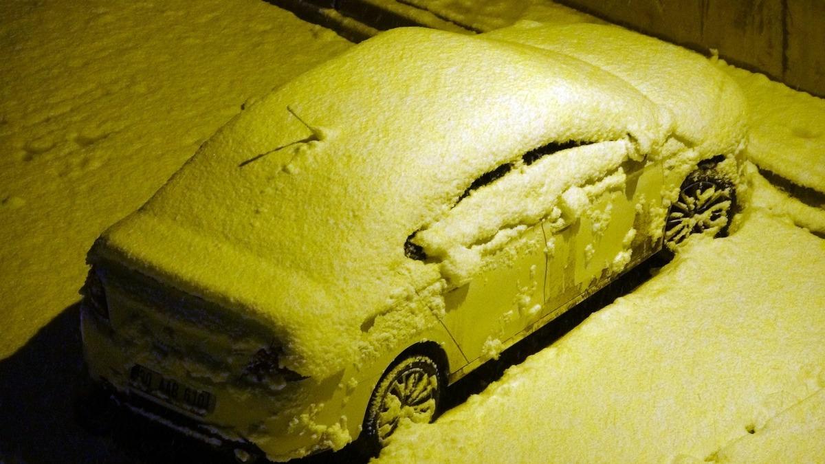 Y&uuml;ksekova&rsquo;da Mart ayına rağmen, lapa lapa kar yağışı