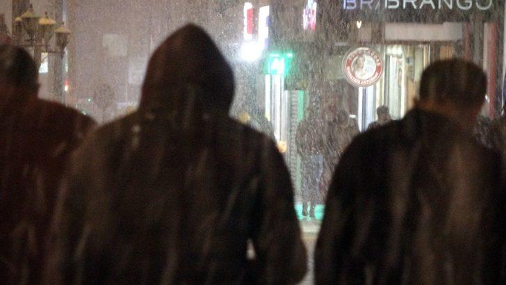 Yüksekova’da Mart ayına rağmen, lapa lapa kar yağışı G3