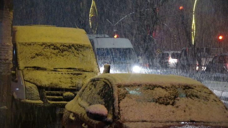 Yüksekova’da Mart ayına rağmen, lapa lapa kar yağışı G4