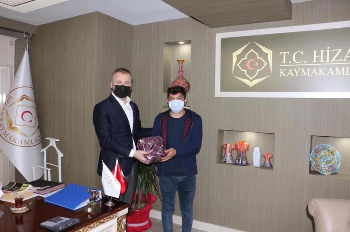 Hizan Kaymakamı Yelek, bilgi yarışmasında birinci olan &ouml;ğrencileri kabul etti