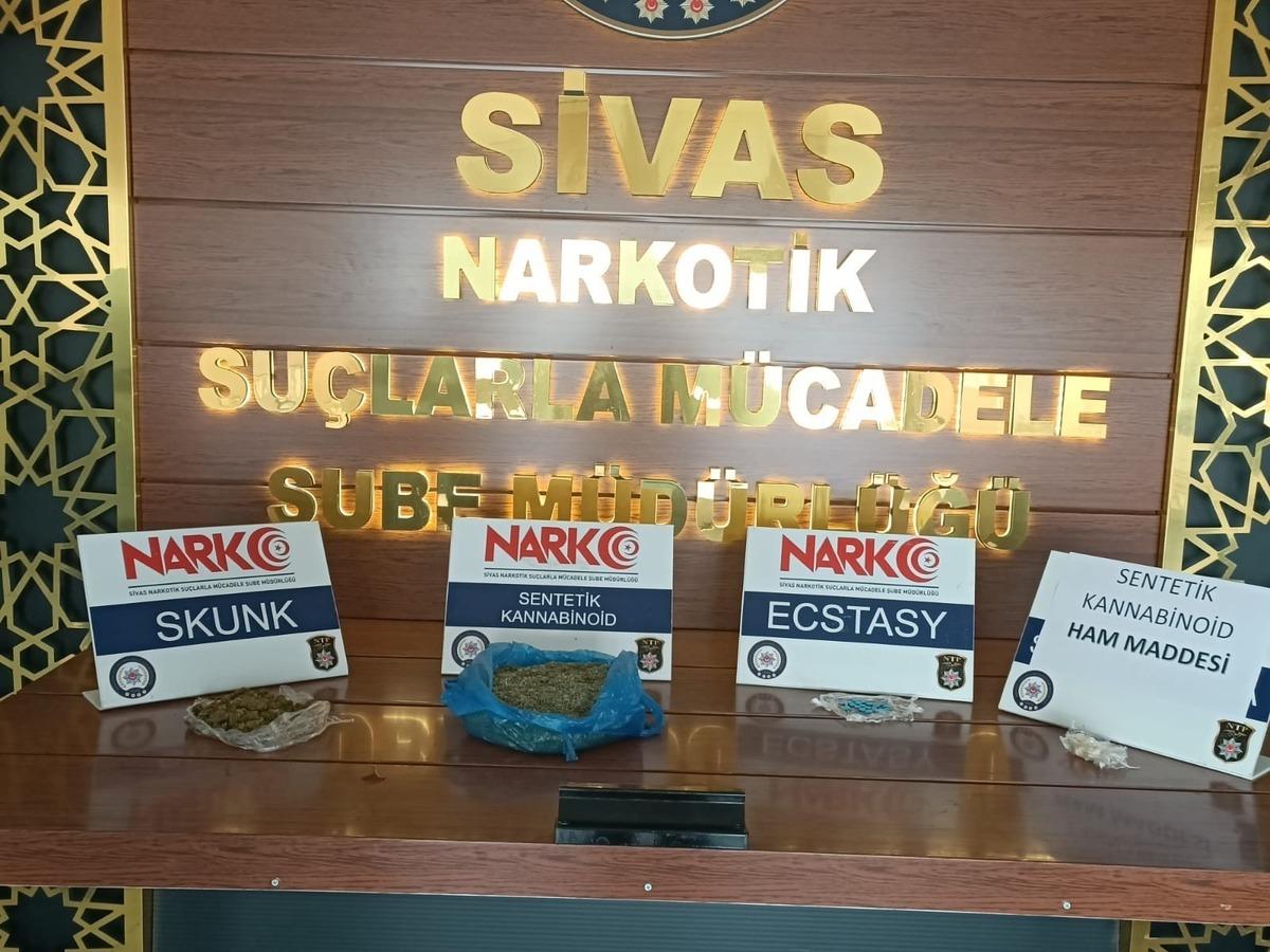 Otob&uuml;sle uyuşturucu madde nakli yapan şahıs, terminalde yakalandı