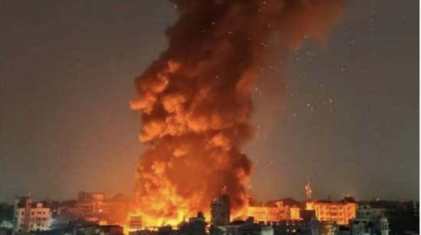 Hindistan&rsquo;da pazarda korkutan yangın