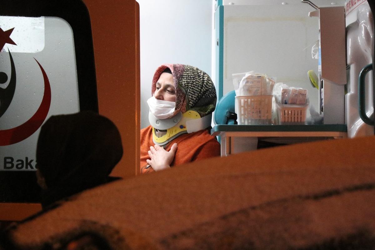 TEM&rsquo;de kontrolden &ccedil;ıkan otomobil bariyerlere saplandı: 3 yaralı