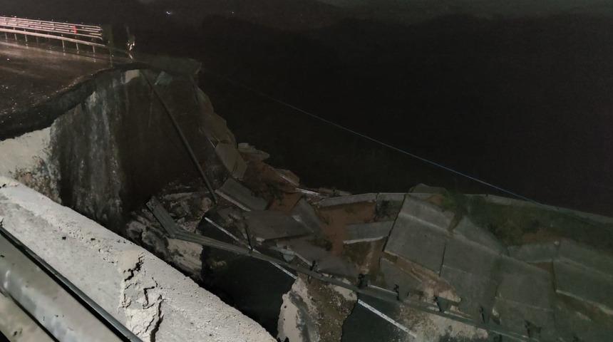 Düzce D-655'te heyelan! Büyük çapta çökme oluşan yol trafiğe kapatıldı