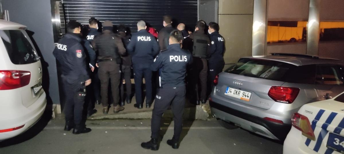 Korona vir&uuml;s&uuml; hi&ccedil;e saydılar, polis ekipleri tarafından basıldılar
