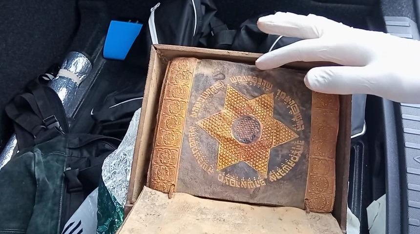 Ceylan derisine altın işlemeli 2 bin 500 yıllık Tevrat'ı satmaya &ccedil;alışan 5 kişi yakalandı