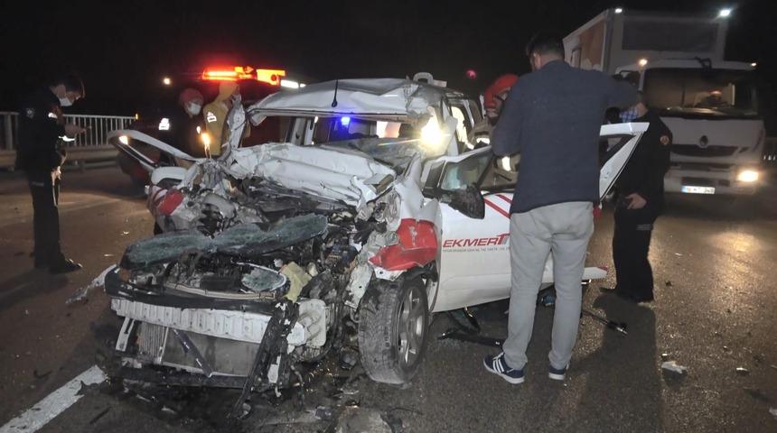 Bursa'da feci kaza! S&uuml;t tankerine &ccedil;arpan hafif ticari ara&ccedil; 40 metre s&uuml;r&uuml;klendi: 1 &ouml;l&uuml;, 2 ağır yaralı