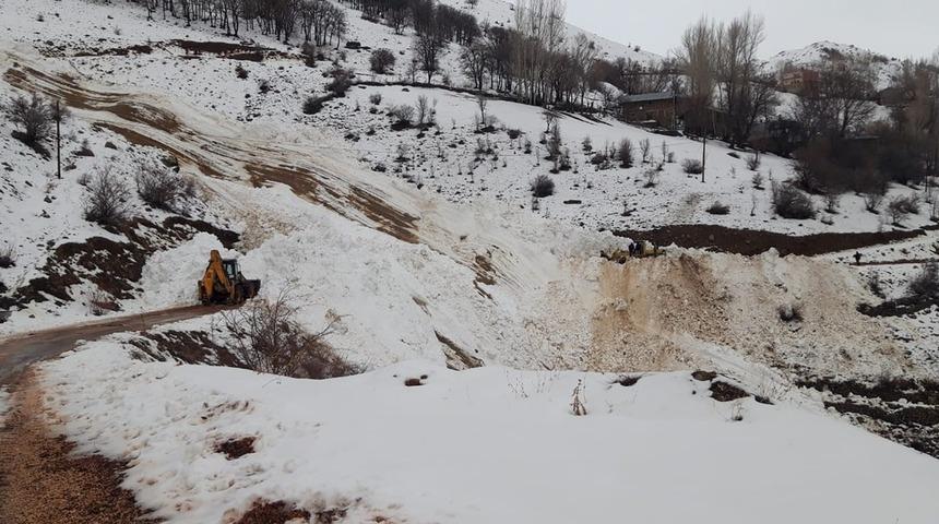 Bayburt&rsquo;ta &ccedil;ığ d&uuml;şmesi sonucu kapanan k&ouml;y yolu ulaşıma a&ccedil;ıldı