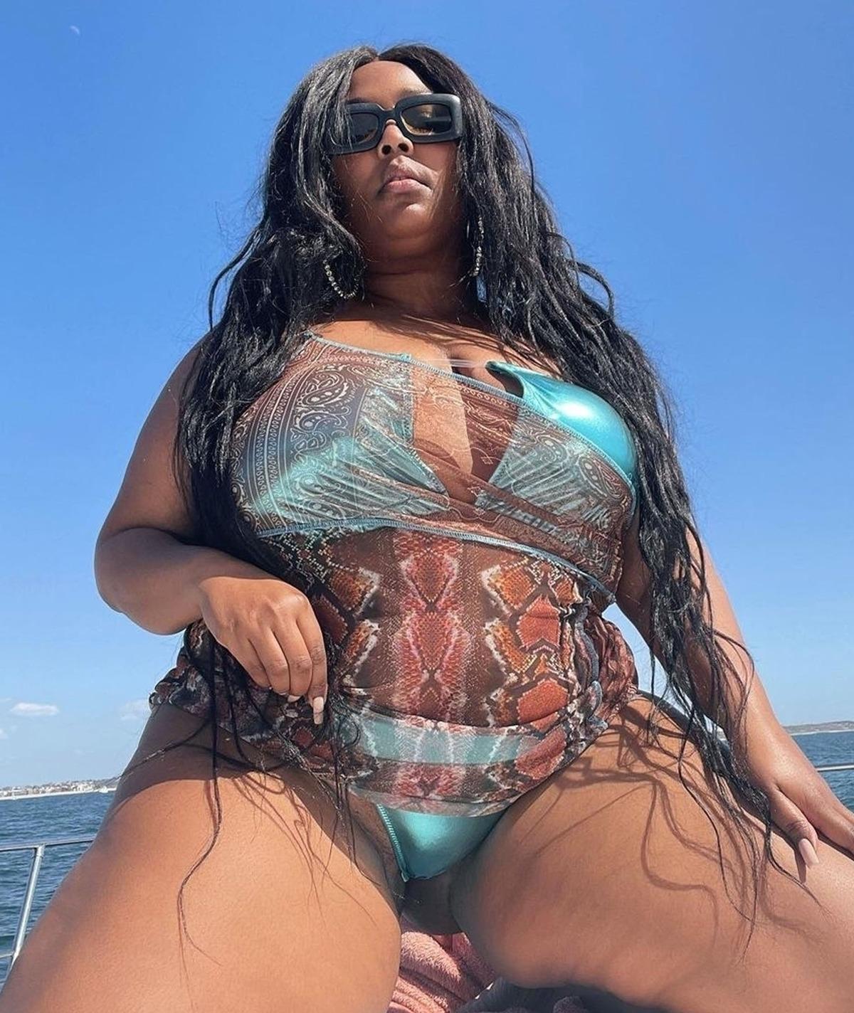 Lizzo yeni koleksiyonunu g&ouml;r&uuml;c&uuml;ye &ccedil;ıkarttı