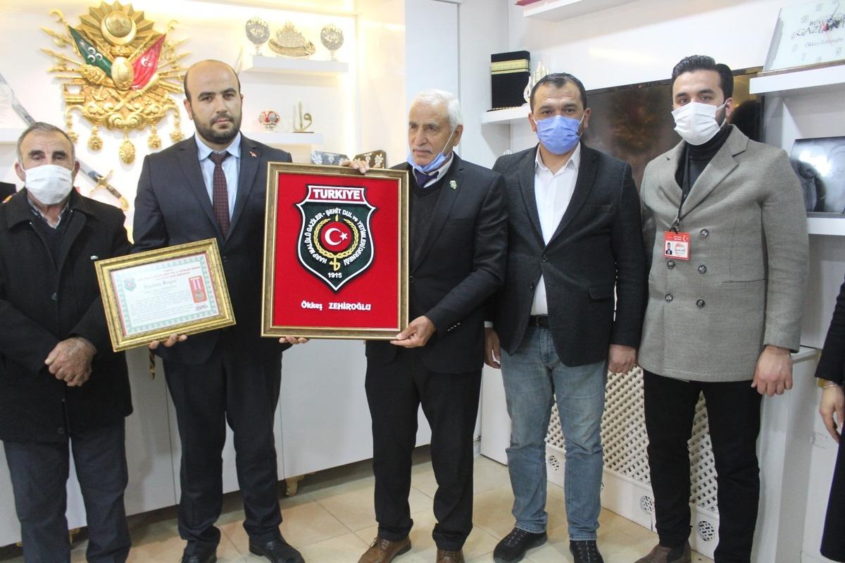 Şehitlikteki &ccedil;alışmalara plaketli teşekk&uuml;r