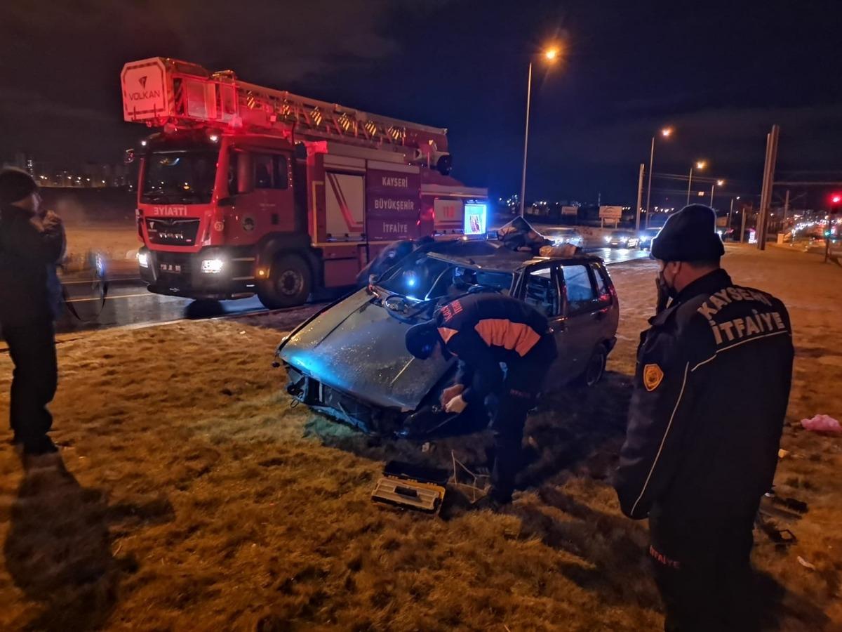 Takla atan otomobilden sağ &ccedil;ıktı