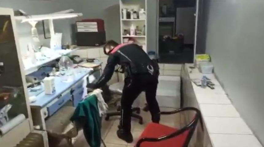 Kartal'da kaçak işletilen diş muayenehanesine baskında çok sayıda silah ele geçirildi