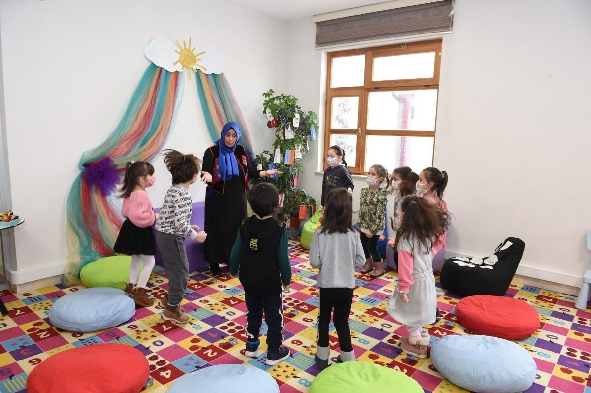 Altındağlı minikler k&uuml;t&uuml;phanede