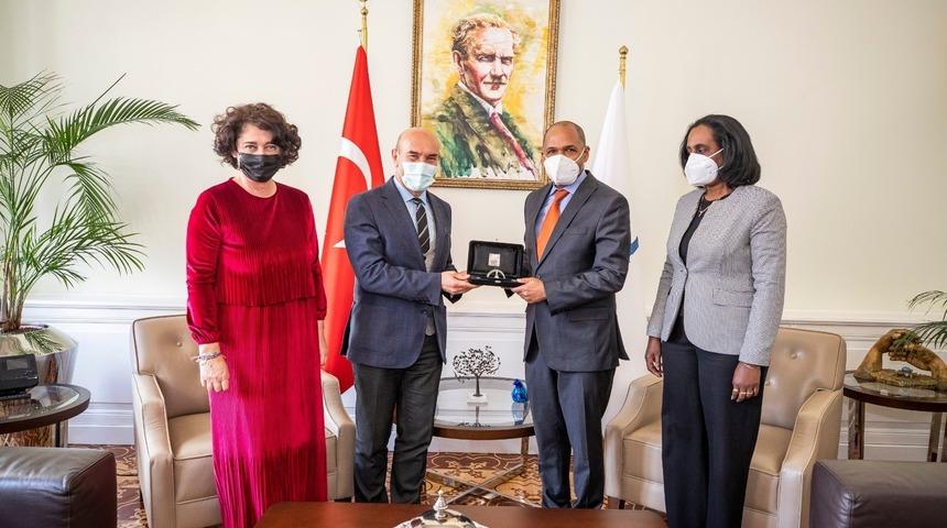 K&uuml;ba-İzmir ilişkileri g&uuml;&ccedil;leniyor