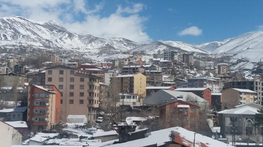 Hakkari&rsquo;de 36 yerleşim yerinin yolu ulaşıma kapandı
