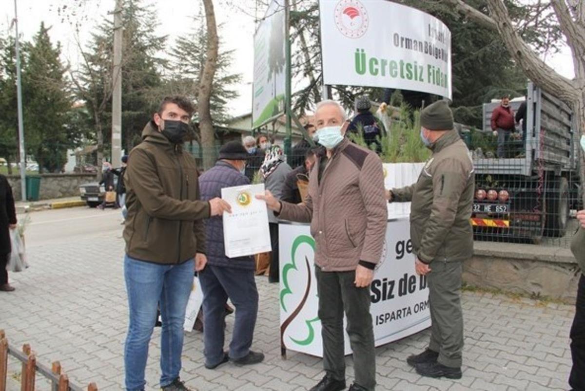 Vatandaşlara &uuml;cretsiz 10 bin fidan dağıtıldı