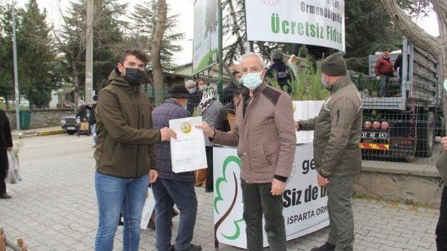 Vatandaşlara ücretsiz 10 bin fidan dağıtıldı