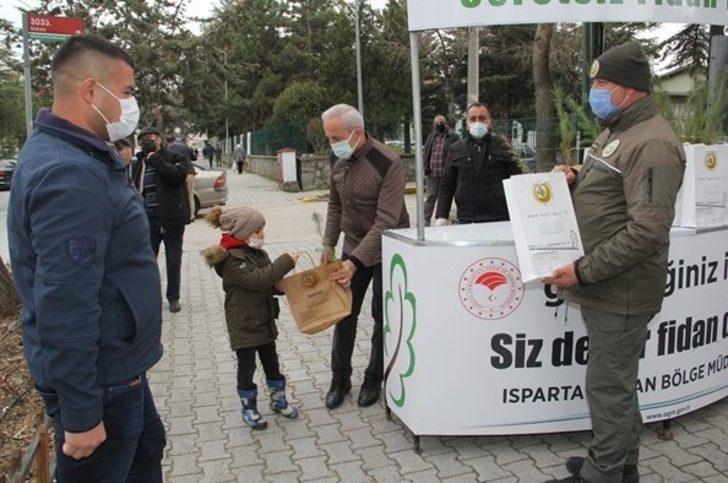 Vatandaşlara ücretsiz 10 bin fidan dağıtıldı G3