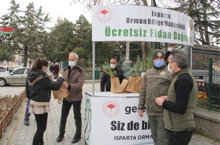 Vatandaşlara ücretsiz 10 bin fidan dağıtıldı G4