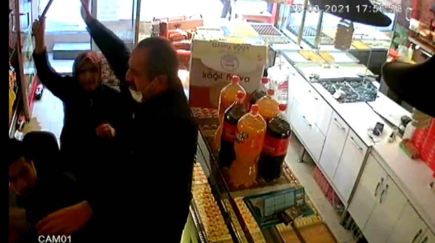 Bağcılar'da taşlar sopalar havada uçuştu! İş yerinde başladılar sokağa döküldüler