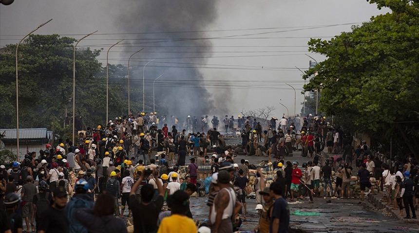 Myanmar'daki protestolarda polis ateş açtı! 56 kişi öldü  