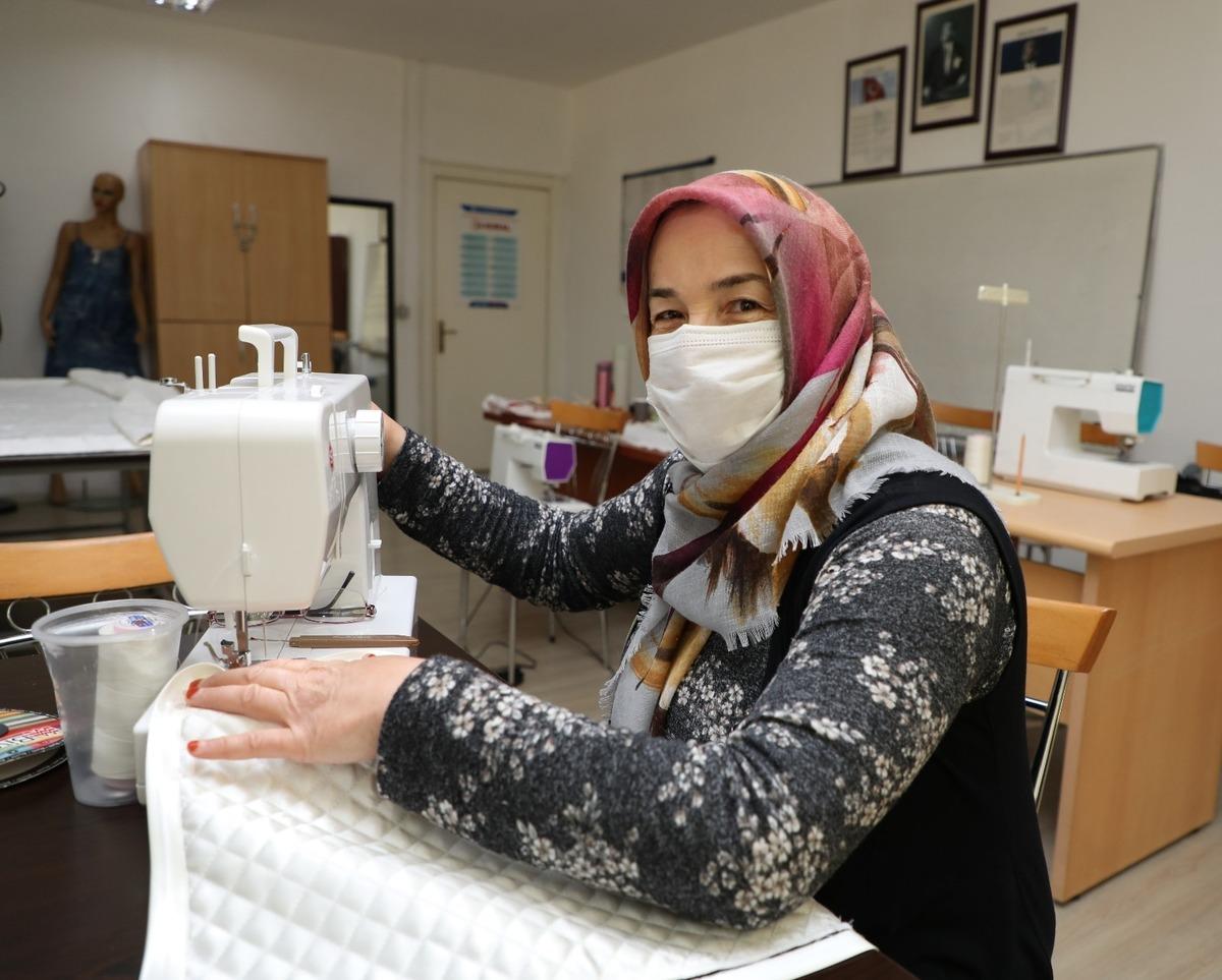 Cilt bakım tekniklerini &ouml;ğrenip &ccedil;ocuk ve torunları i&ccedil;in &ccedil;eyiz dikiyorlar
