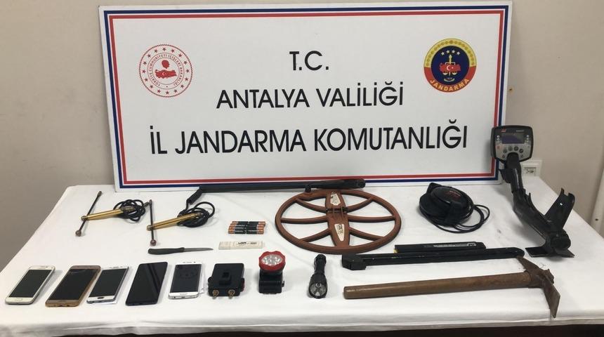 Kemer&rsquo;de ka&ccedil;ak kazı ş&uuml;phelileri yakalandı