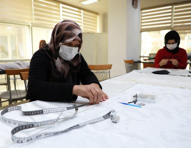 Cilt bakım tekniklerini öğrenip çocuk ve torunları için çeyiz dikiyorlar G3