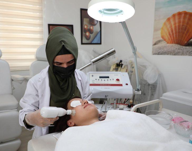 Cilt bakım tekniklerini öğrenip çocuk ve torunları için çeyiz dikiyorlar G5