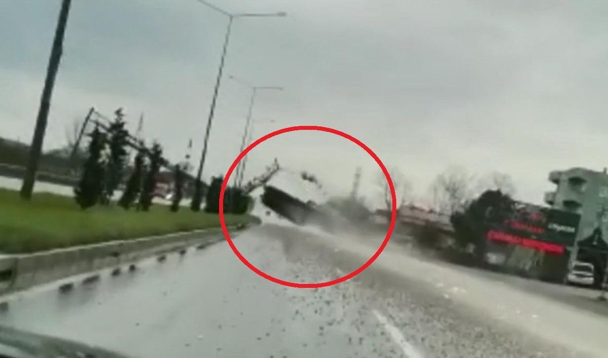 Damperi a&ccedil;ılan kamyonun PTS&rsquo;ye &ccedil;arpma anı kamerada: 1 yaralı