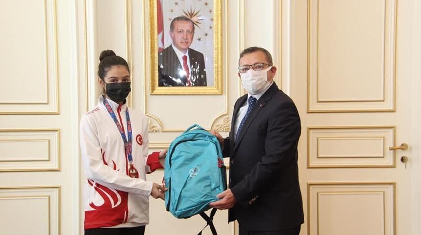 Vali Polat, tekvandocu Talas&rsquo;ı tebrik etti