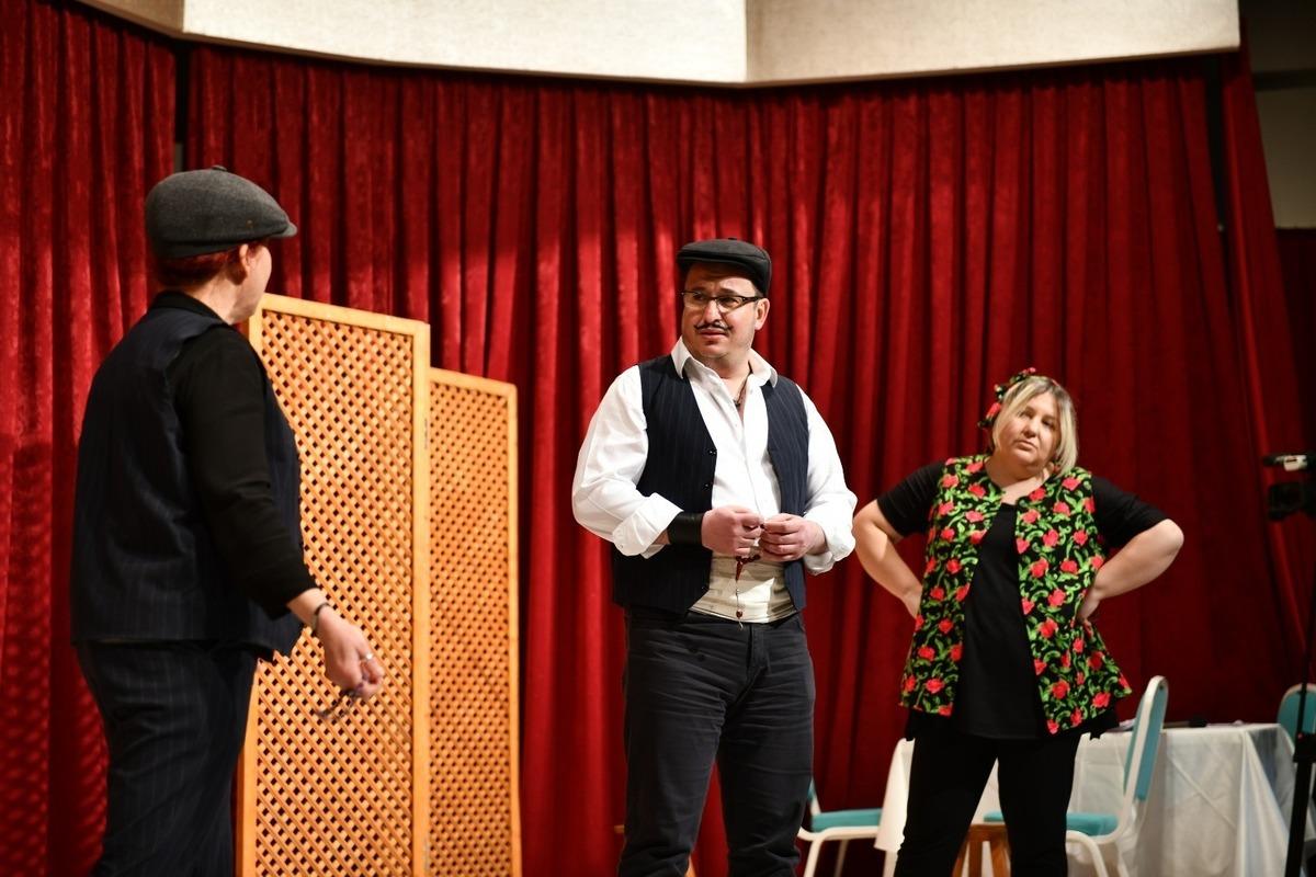 Bursa&rsquo;da belediye başkanı &lsquo;L&uuml;k&uuml;s Hayat&rsquo;ın Rıza&rsquo;sı oldu, sahnenin tozunu attırdı