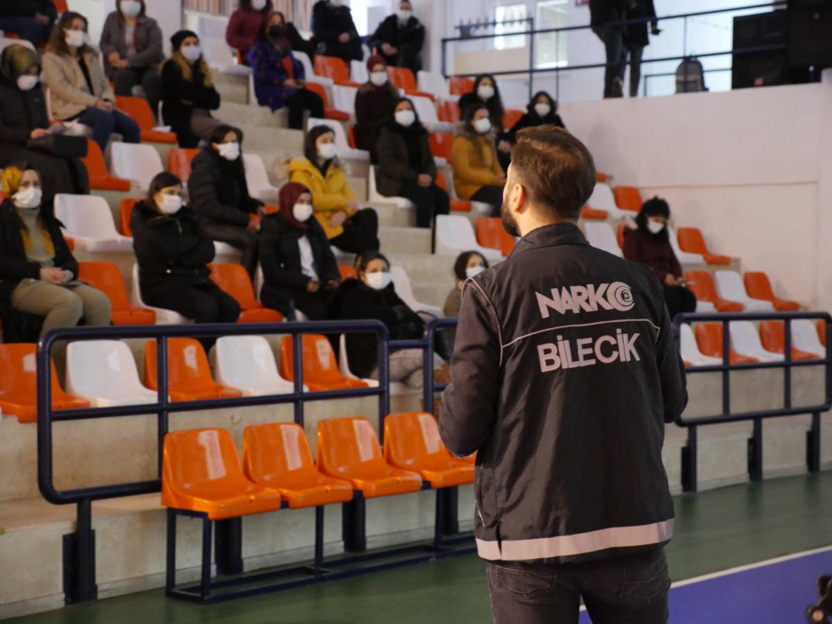 &Uuml;niversite personeline &ldquo;En İyi Narkotik Polisi: Anne&rdquo; konulu sunum