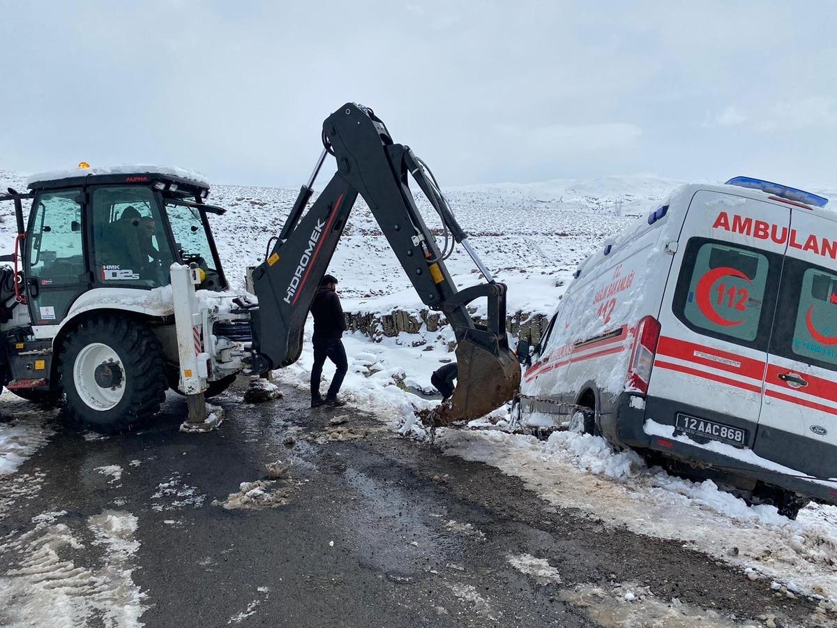 Hasta almaya giden ambulans kara saplandı