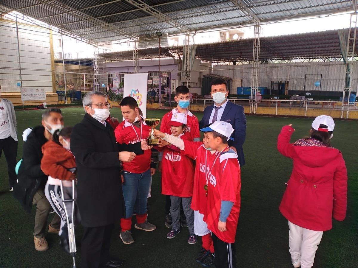 Engelsiz bir d&uuml;nya i&ccedil;in sahaya &ccedil;ıktılar