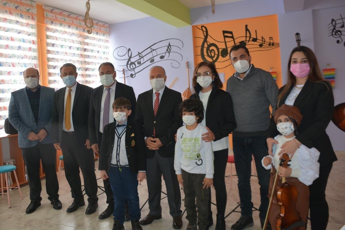 Kadın doktorlar Tatvan&rsquo;da m&uuml;zik at&ouml;lyesi kurdu