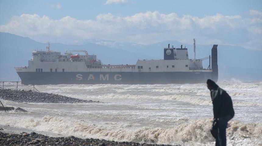 İskenderun K&ouml;rfezi'nde karaya oturan hacizli gemi yeniden k&ouml;rfeze &ccedil;ekilecek