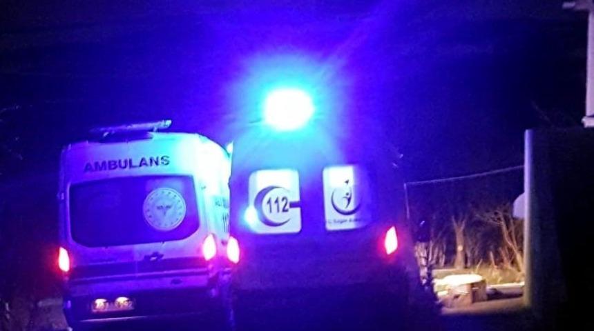 Çamura saplanan ambulansları belediye kepçe ile kurtardı