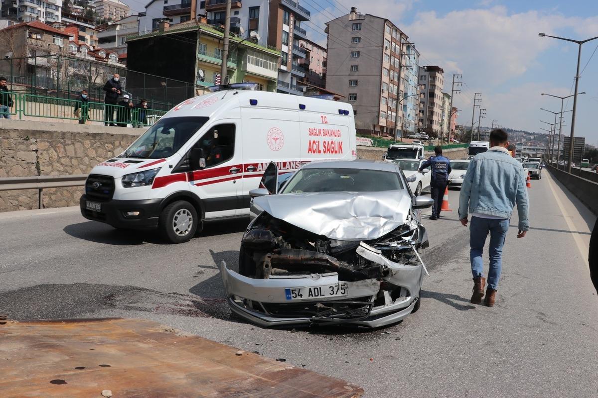 D-100&rsquo;deki kazayı izlerken kaza yaptılar: 4 yaralı